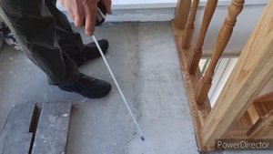 Обзор лестницы. Маленький проём, мешают окна. Неровные стены и полы.