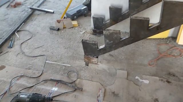 КАК СДЕЛАТЬ ЖЕЛЕЗНУЮ ЛЕСТНИЦУ НА ВТОРОЙ ЭТАЖ СВОИМИ РУКАМИ.