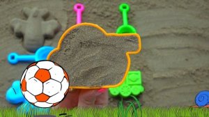 Учим цвета с Транспортом из песка Цветные Формочками для песка и разноцветные лопатки Обучающее