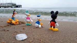 Компания Микки Мауса на море в Гданьске. Путешествие компании Микки. Видео для детей Купаемся в мор