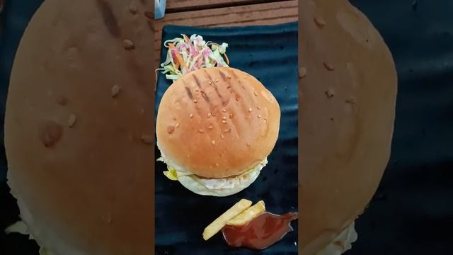 Are you a burger 🍔 lover ? | aalu tikki burger| #ytshort #shorts #youtubeshorts #food #ooty #café смотреть онлайн