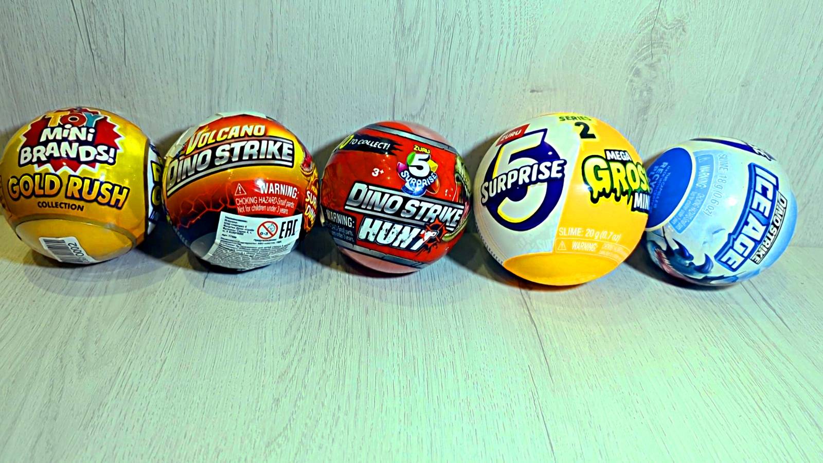 Zuru Toys Mini Brands, Dino Strike - рождественская распаковка смотреть онлайн