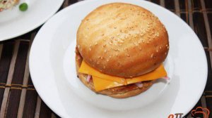 Домашние гамбургеры со свиной котлетой и соленым огурцом