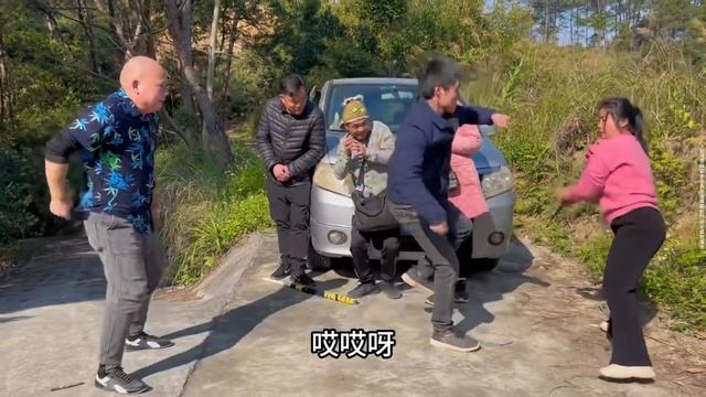 黑心摩的敲诈勒索，嚣张霸道，美女忍无可忍教他如何做人