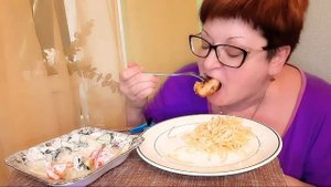 мукбанг/почти Спагетти по русски с яйцом и котлета/обжор и разговоры на камеру/Mukbang