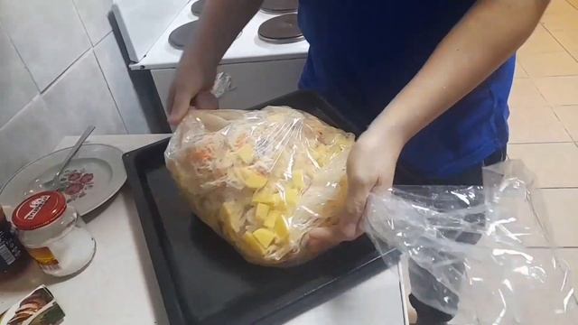 Домашняя курица в духовке с картошечкой и овощами #готовимдома #вкуснаяеда #вкусныерецепты #мясо смотреть онлайн