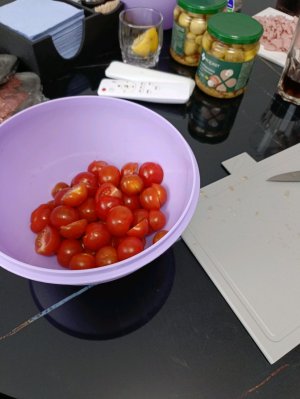 готовлю салаты и тд )🥗