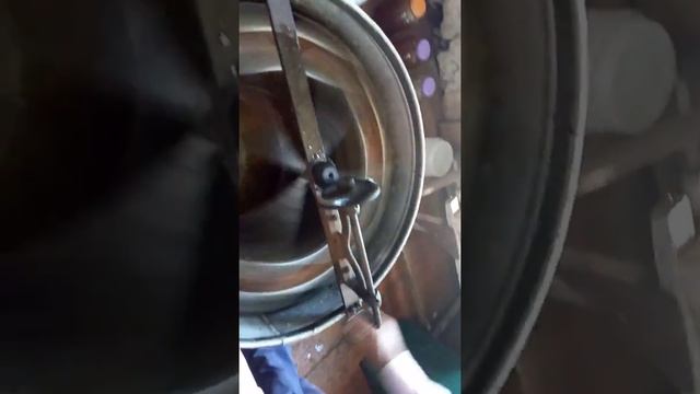 Как качают мед на пасеке. смотреть онлайн