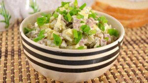 Салат с маринованными огурцами и свиным зельцем