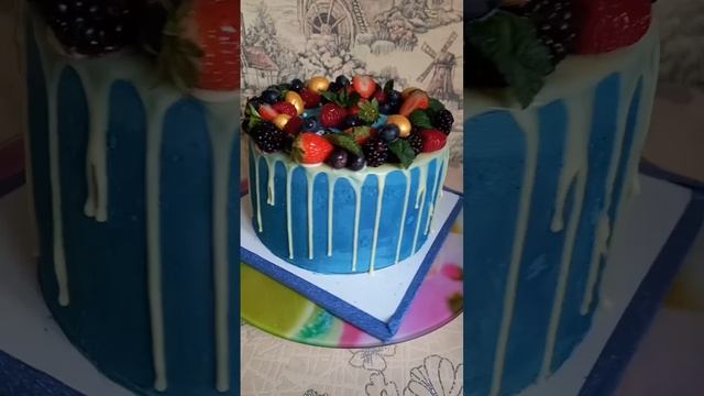 тортик "синий бархат" с кремом чиз и ягодами..вкусненько!