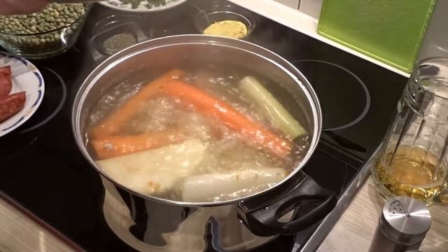 Erbsensuppe auf geräuchertem Speck mit Mettenden смотреть онлайн