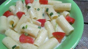 Теплый салат из макарон и помидора