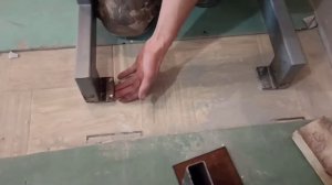 Как прикрепить лестницу к полу из кафеля.