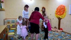 Хороводная пляска: "Ходит Осень по дорожкам"