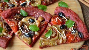 Пицца из свекольного теста с шампиньонами и овощами