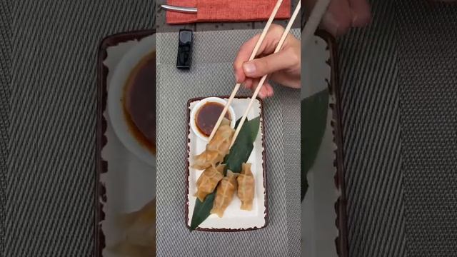 Самое популярное блюдо в нашем ресторане. Корейские манду. Пельмени с курицей и соусом кимчи