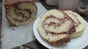 Рулет с шоколадной и творожной начинкой