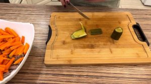 САЛАТ ИЗ ОТВАРНОЙ ГОВЯДИНЫ С ОТВАРНОЙ МОРКОВЬЮ И МАРИНОВАННЫМИ ОГУРЦАМИ. ОЧЕНЬ СЫТНЫЙ САЛАТ