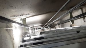 Экстремальная поездка на крыше кабины лифта в нормальной работе(1м/сек).