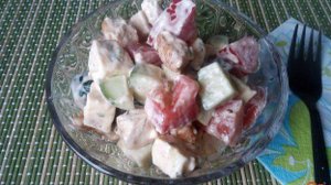 Салат из овощей, курицы и сыра