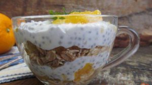 Десерт из йогурта с апельсином и овсяными хлопьями