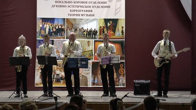 Крутое и смачное видео! Турецкий марш на электрогитаре в сопровождении саксофонов! Золотой саксофон.