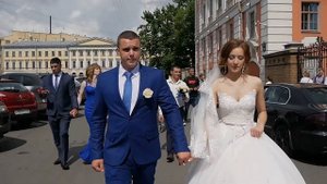 Невеста поёт песню для жениха.