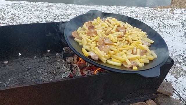 Жареная картошка с салом на садже
