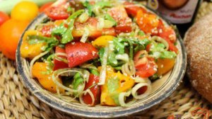 Салат из помидор, с кунжутом и зеленью ассорти