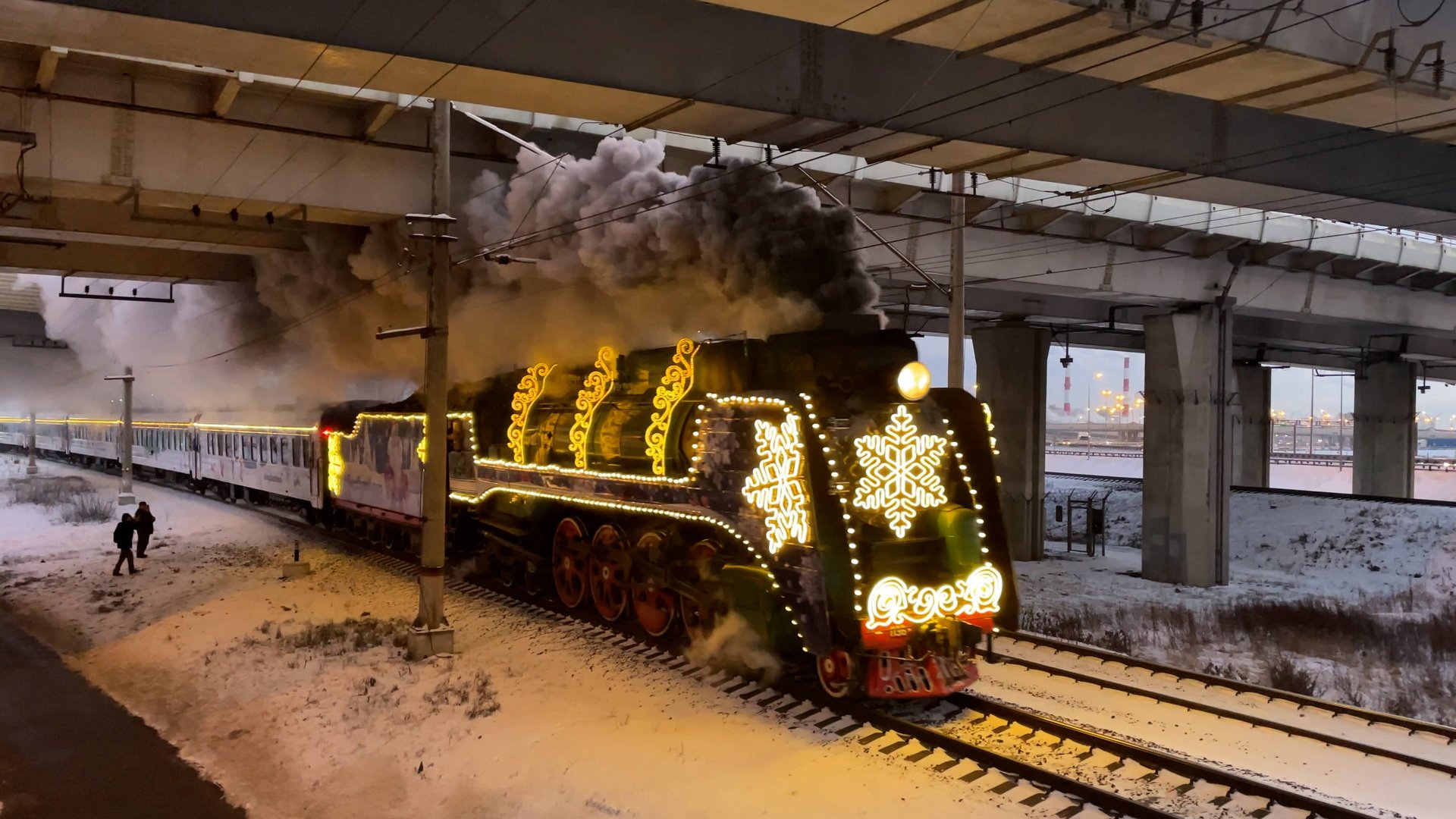 Паровозы П36-0110/0120 с поездом Деда Мороза смотреть онлайн