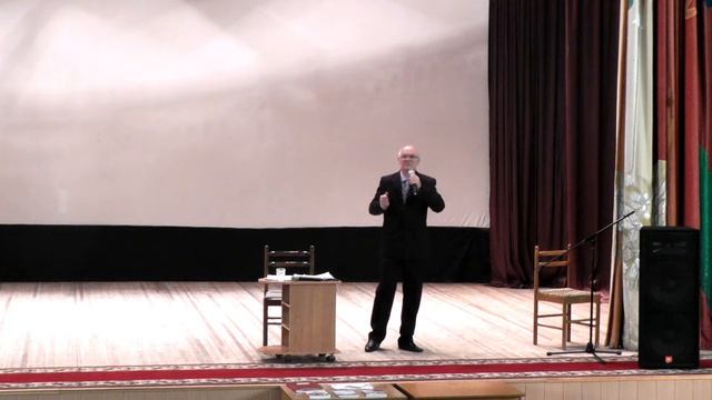 Учёный на пенсии, поэт песенник Соколенко Игорь Николаевич исполняет свои песни.