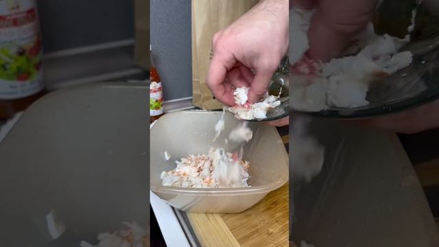 Привет 🙋🏻♂️Готовим самый необычный Новогодний салат 🥗 с Крабом 🦀 Креветкой 🦐 Кальмаром 🙋🏻♂️ смотреть онлайн