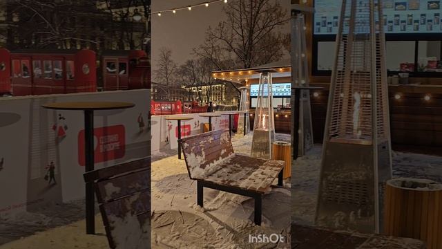 Каток с сердцем в Репенском сквере на Болотной площади.