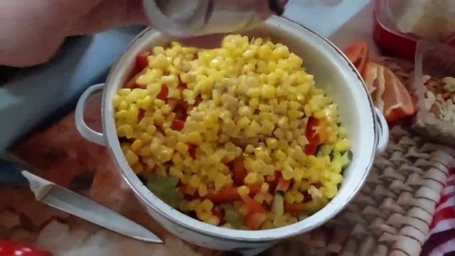 САЛАТ из говядины с кукурузой и овощами. Очень вкусный праздничный салат.