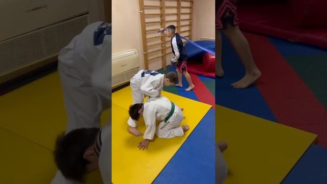 Перевод на удержание со стойки из одностороннего захвата нырком под руку #judo