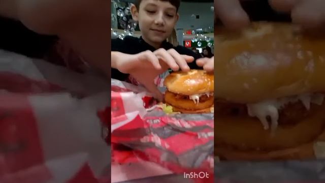 пробую самый дешёвый и самый дорогой бургер в КФС смотреть онлайн