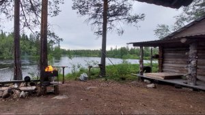 Изба на берегу реки Чирко-Кемь в Карелии
