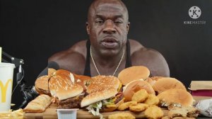 чёрный качок ест бургеры и курицу)))