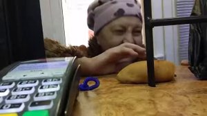 Пьяная бабка в ломбарде ищет мужика