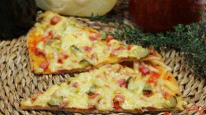 Пицца на тесте без дрожжей с колбасой и огурчиком