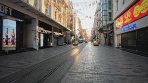 Стамбул: улица Истикляль, ранее утро