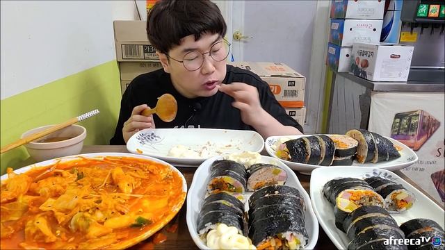 참치폭탄김밥..참치만 70퍼센트!!김밥참치수준 치즈라볶이에 찍어묵자 смотреть онлайн