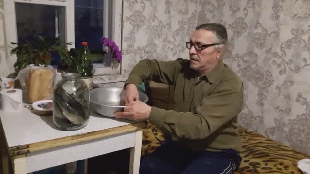 Как засолить селедку дома. Вкусный рецепт