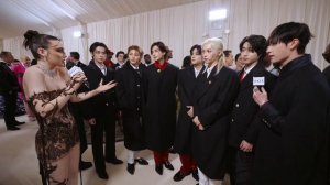 [Русская озвучка Kadza] Stray Kids готовятся показать свои наряды на Met Gala 2024 | Эмма Чемберлен