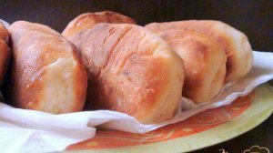 Жареные пирожки из творожного теста с начинкой из ветчины и сыра.