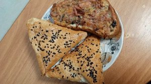 Приготовила конвертики из лаваша с колбасой и сыром, горячие бутерброды