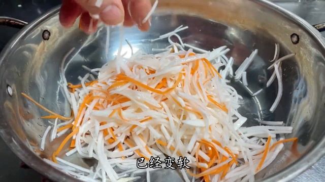 炸蘿蔔丸子，到底加麵粉還是澱粉，大廚教你正確做法，外酥里軟【留意美食】#炸蘿蔔丸子 #炸蘿蔔丸子的做法 #炸蘿蔔丸子食譜 #炸蘿蔔丸子料理 #中國美食