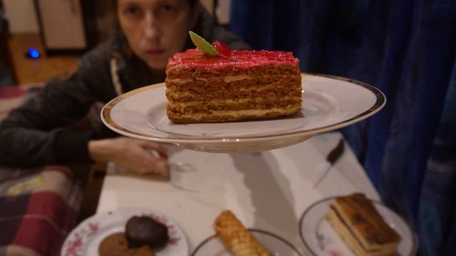 Обалденно вкусный сладкий мукбанг с кексиком и печеньками с шоколадом смотреть онлайн