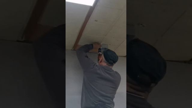 Завершён первый этап эл проводки (подготовка под потолки Армстронг и кабель канал).