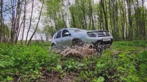 Поехал по бездорожью на поиски давно ушедшей усадьбы. Нашел много монет. В том числе и серебро.